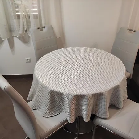 Apartament Grosse In Mit Grossem Garten Gabonjin